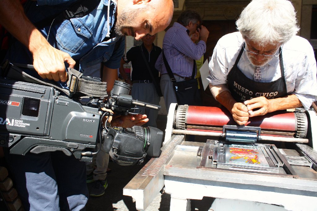 Le telecamere della RAI riprendono l'opera degli artigiani artisti durante la Mostra 2015